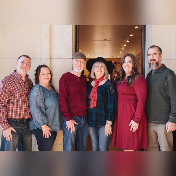 Meet your Poshers, Donna & Steve - Picture 3 of 9